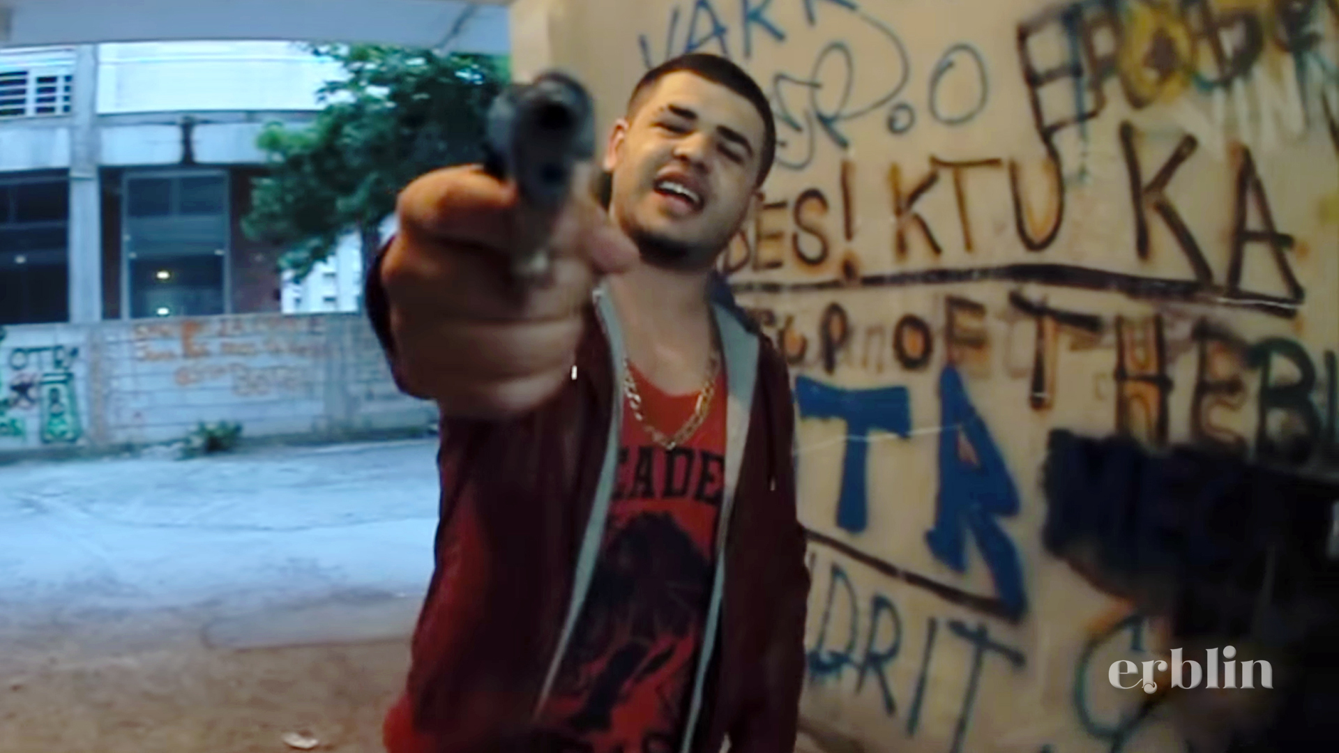 Noizy me pistoletë në videoklipin Ganz Up!
